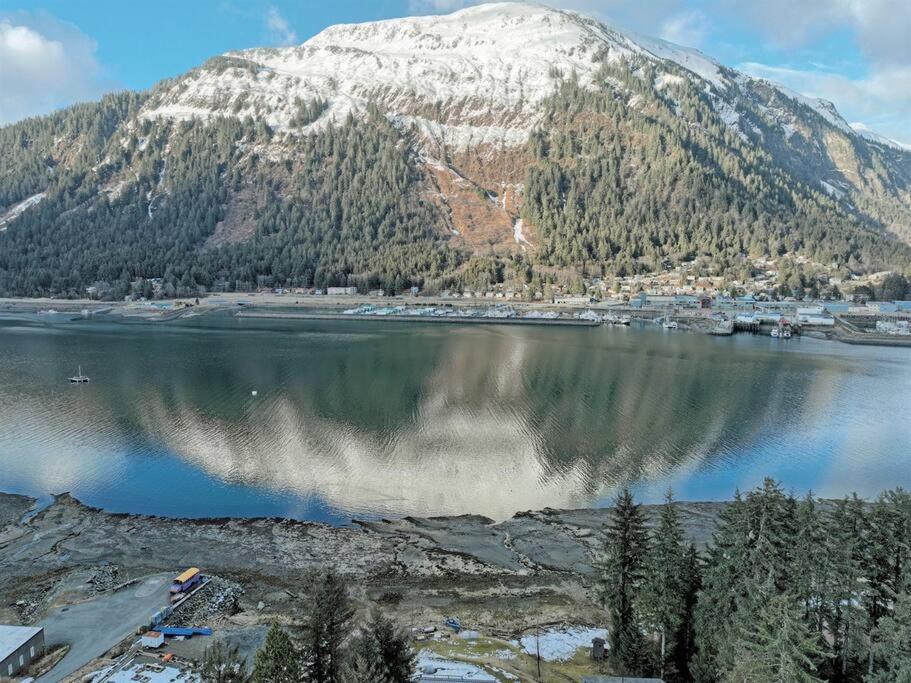 Ocean And Mountain View Home, Near Downtown Juneau Eksteriør billede